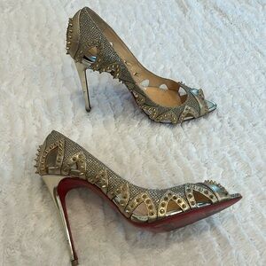 CHRISTIAN LOUBOUTIN Glitter Silk Nappa Spiked Circus City 120 Pumps 37 7 US GOLD